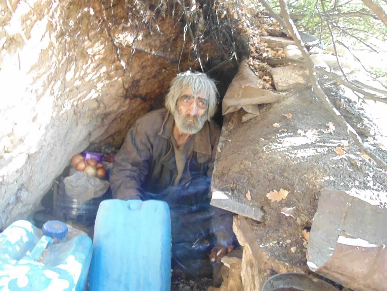 40 Yıldır Mağarada Yaşayan Adam Kulübeye Taşındı