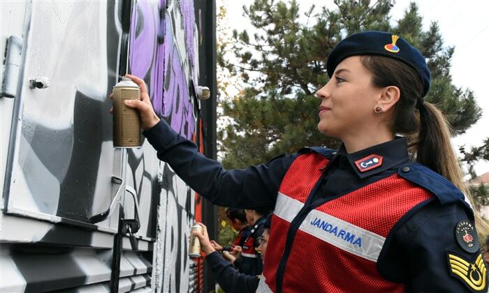 Kadın Astsubaylar Grafiti