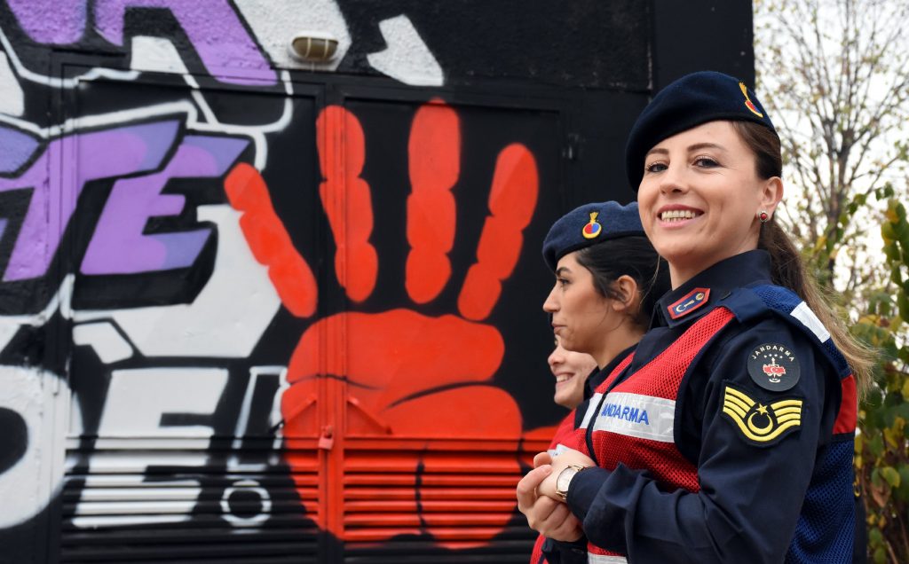 Kadın Astsubaylardan Kadına Yönelik Şiddete Grafiti İle Dikkat Çekme